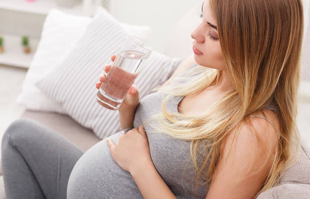 Скільки води та інших напоїв рекомендовано вживати під час вагітності?